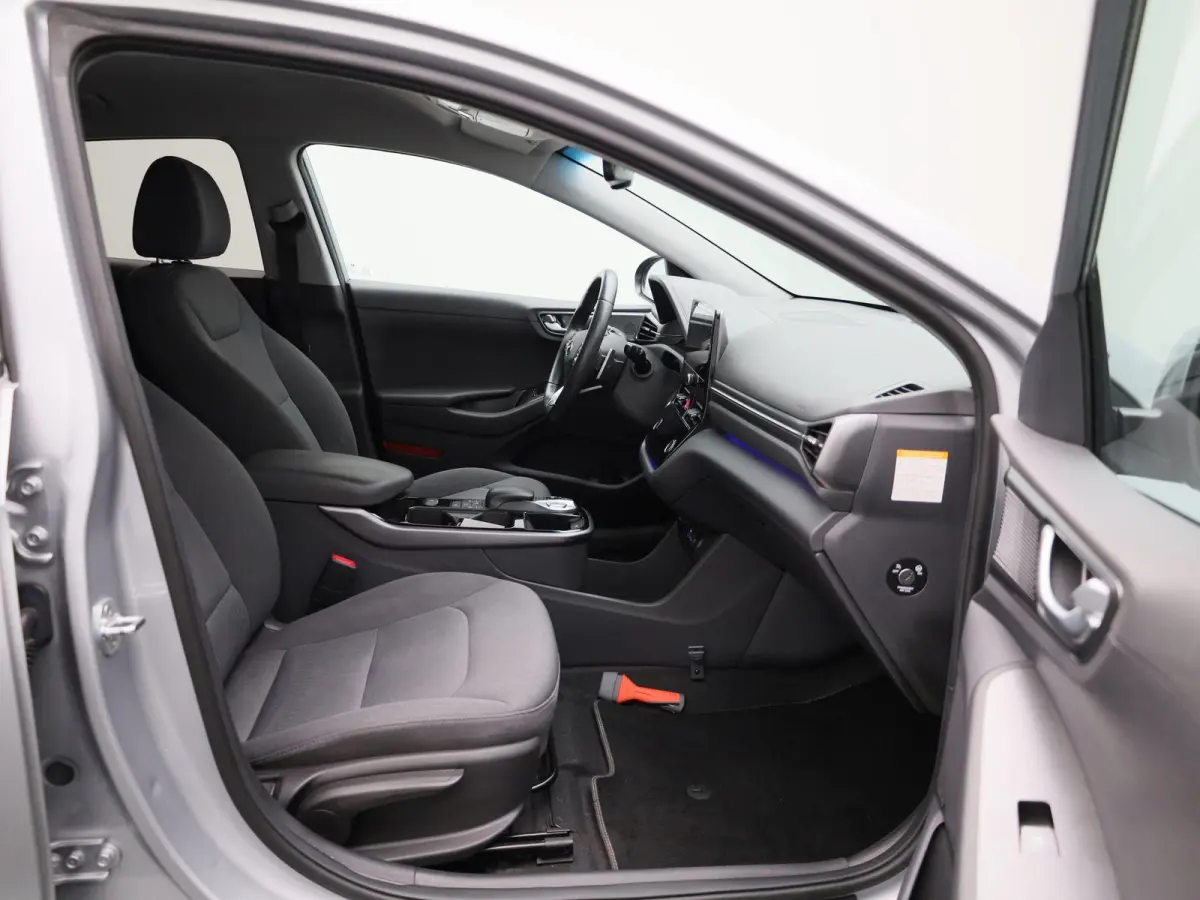 Comfort EV 38 kWh | Automaat | Parkeer sensoren | Virtual cockpit | Cruise control | Climate control | Navigatie | DAB | LED | Bluetooth | Sfeer verlichting | Stoel verwarming | Camera