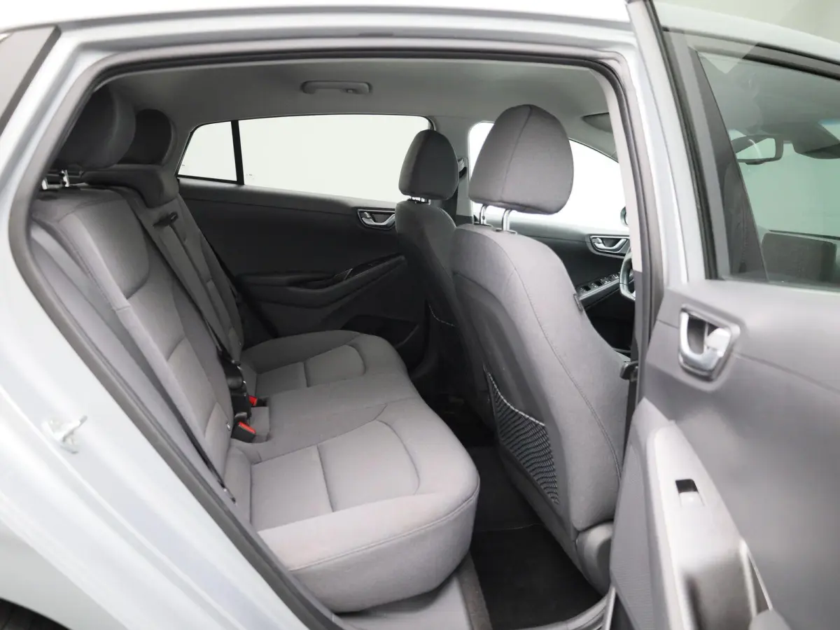 Comfort EV 38 kWh | Automaat | Parkeer sensoren | Virtual cockpit | Cruise control | Climate control | Navigatie | DAB | LED | Bluetooth | Sfeer verlichting | Stoel verwarming | Camera