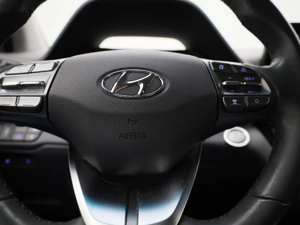 Comfort EV 38 kWh | Automaat | Parkeer sensoren | Virtual cockpit | Cruise control | Climate control | Navigatie | DAB | LED | Bluetooth | Sfeer verlichting | Stoel verwarming | Camera