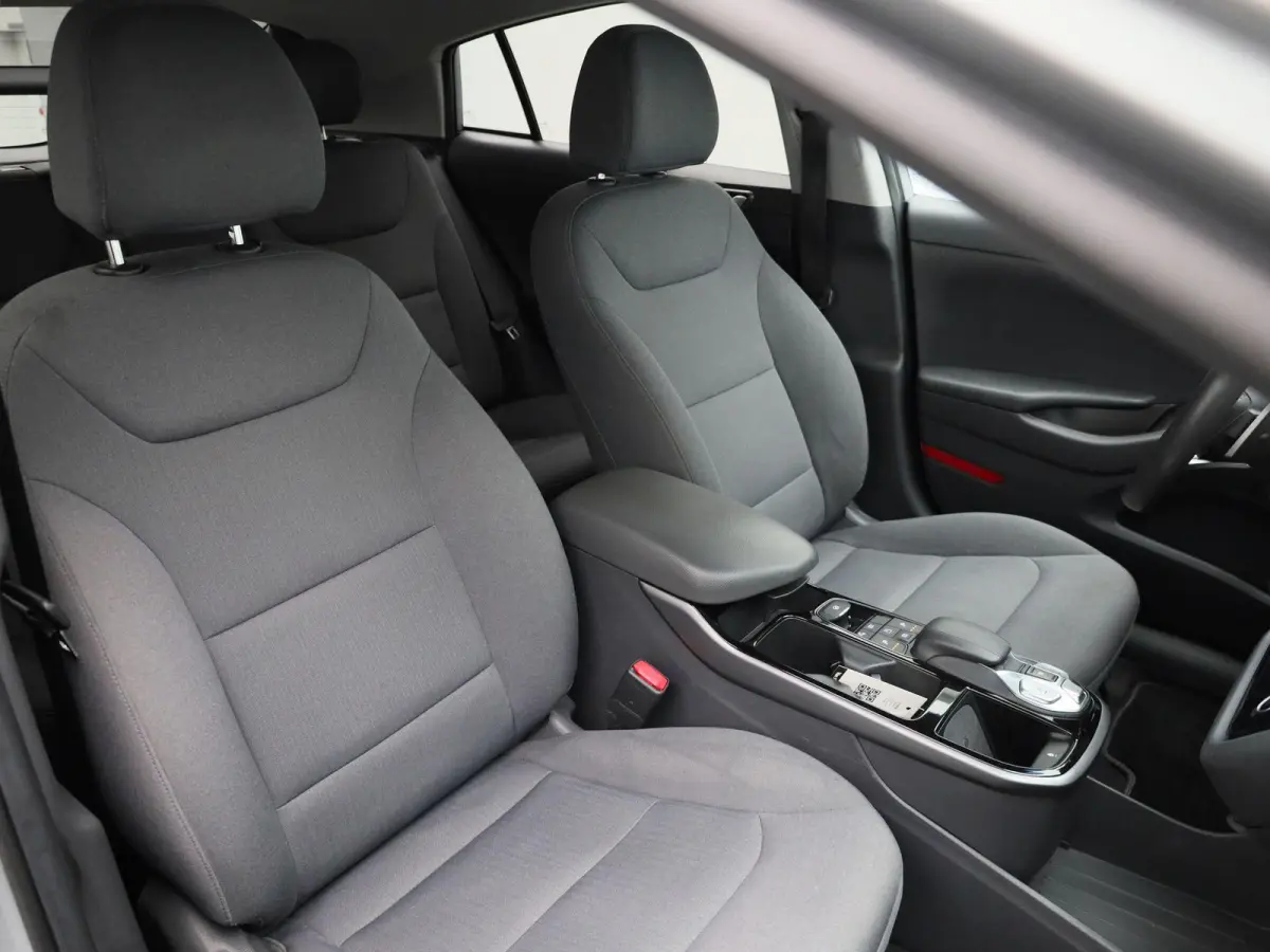 Comfort EV 38 kWh | Automaat | Parkeer sensoren | Virtual cockpit | Cruise control | Climate control | Navigatie | DAB | LED | Bluetooth | Sfeer verlichting | Stoel verwarming | Camera