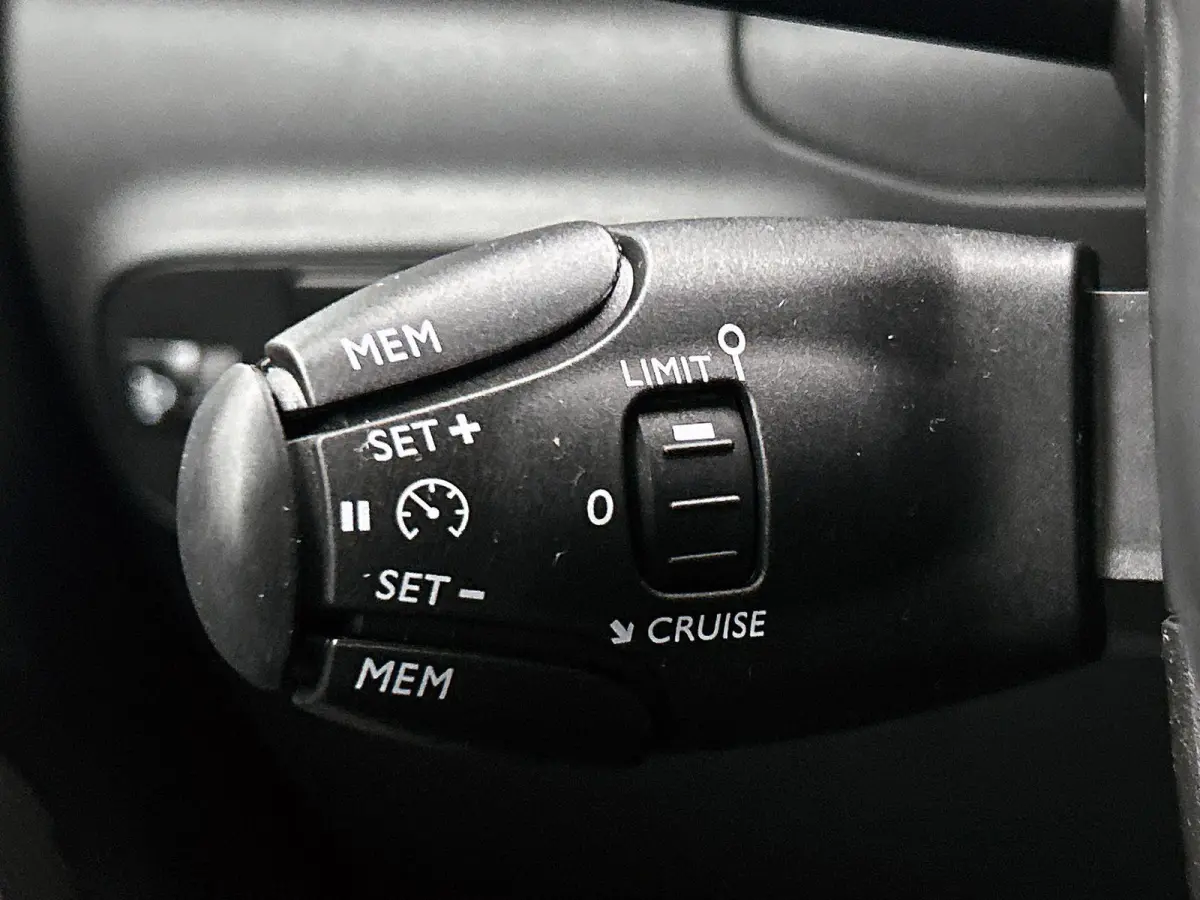 1.2 PureTech Feel Edition CARPLAY | CRUISE | LED