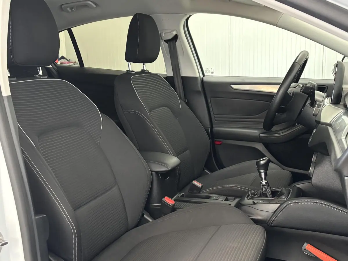 1.0 EcoB. Hybrid Titanium X Business / Virtual Dashboard / Trekhaak / Carplay / NL Auto / NAP / Keurige staat!