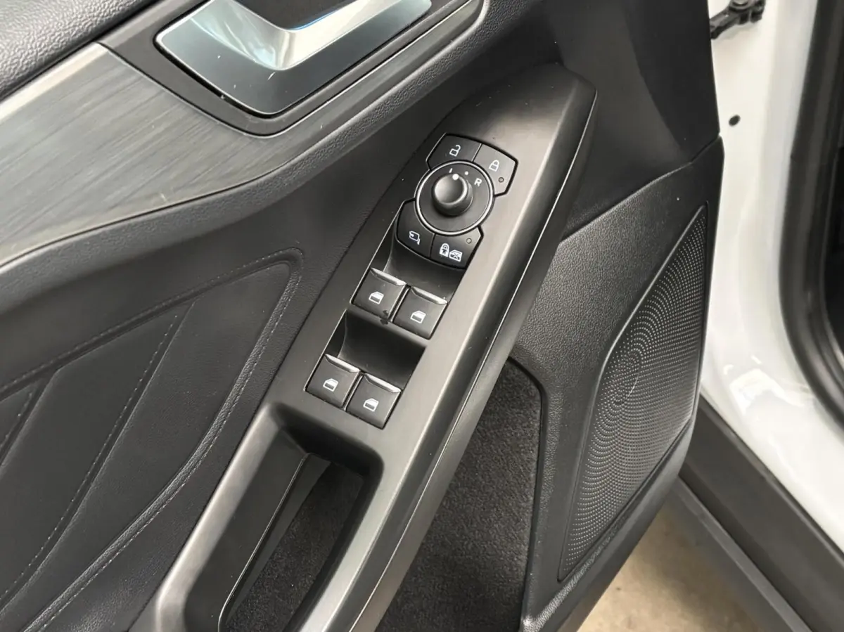 1.0 EcoB. Hybrid Titanium X Business / Virtual Dashboard / Trekhaak / Carplay / NL Auto / NAP / Keurige staat!