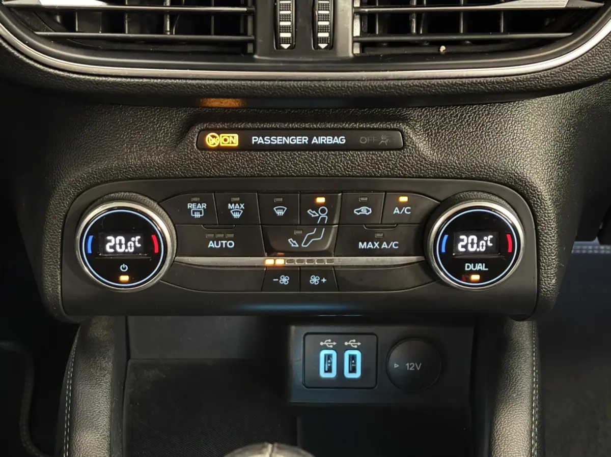1.0 EcoB. Hybrid Titanium X Business / Virtual Dashboard / Trekhaak / Carplay / NL Auto / NAP / Keurige staat!