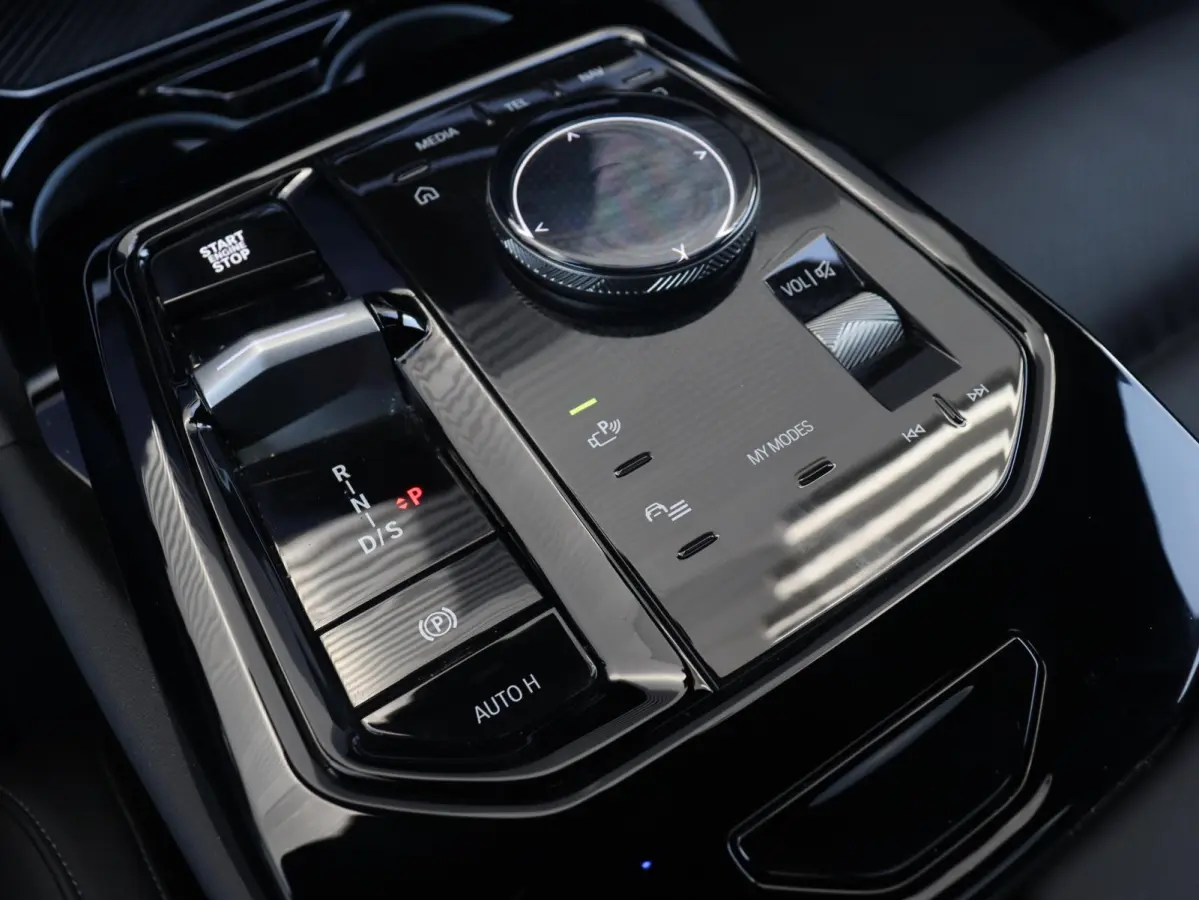530e | M Sportpakket Pro | Panodak | Trekhaak | Head-Up | Driving Assistant Prof. | Stoelventilatie | Bowers & Wilkins | Parking Assistant Plus | 21'' LMV
