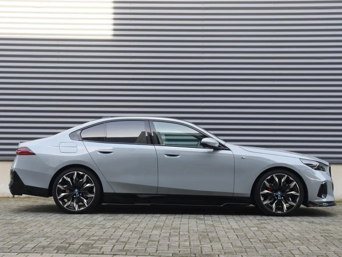 530e | M Sportpakket Pro | Panodak | Trekhaak | Head-Up | Driving Assistant Prof. | Stoelventilatie | Bowers & Wilkins | Parking Assistant Plus | 21'' LMV