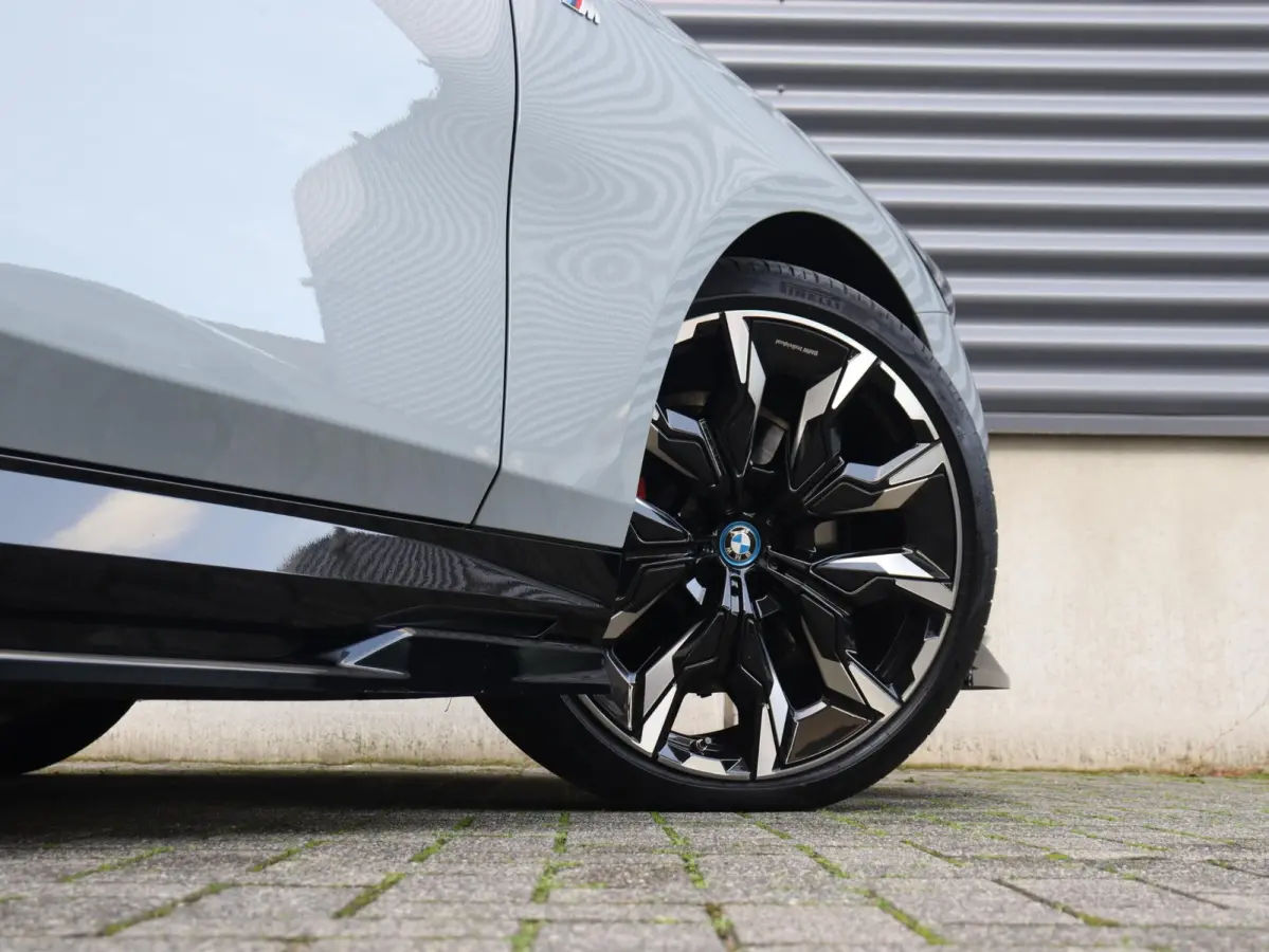 530e | M Sportpakket Pro | Panodak | Trekhaak | Head-Up | Driving Assistant Prof. | Stoelventilatie | Bowers & Wilkins | Parking Assistant Plus | 21'' LMV