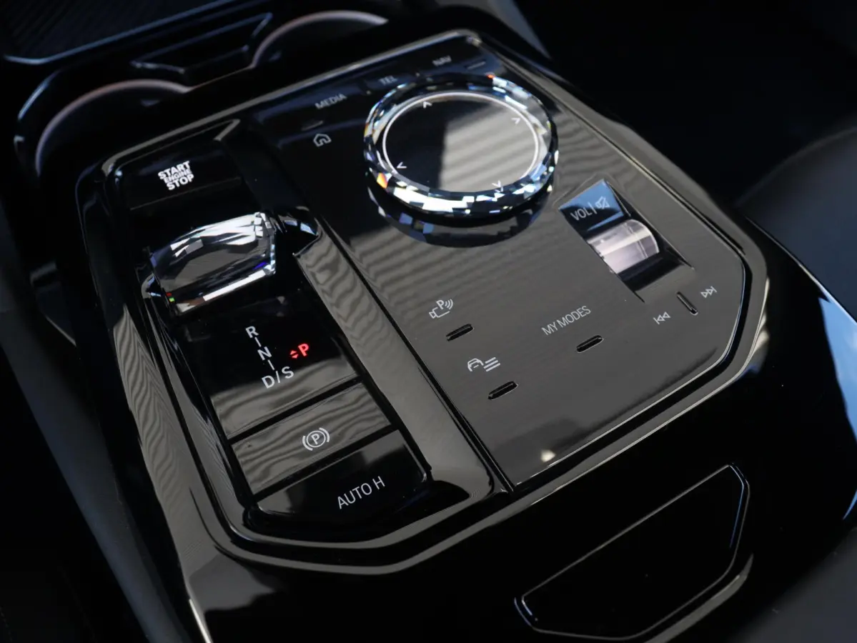 550e xDrive | M Sportpakket Pro | Innovation Pack | Panodak | Head-Up | Bowers & Wilkins | Driving Assistant Prof. | Stoelventilatie | Parking Assistant Prof. | 20'' LMV