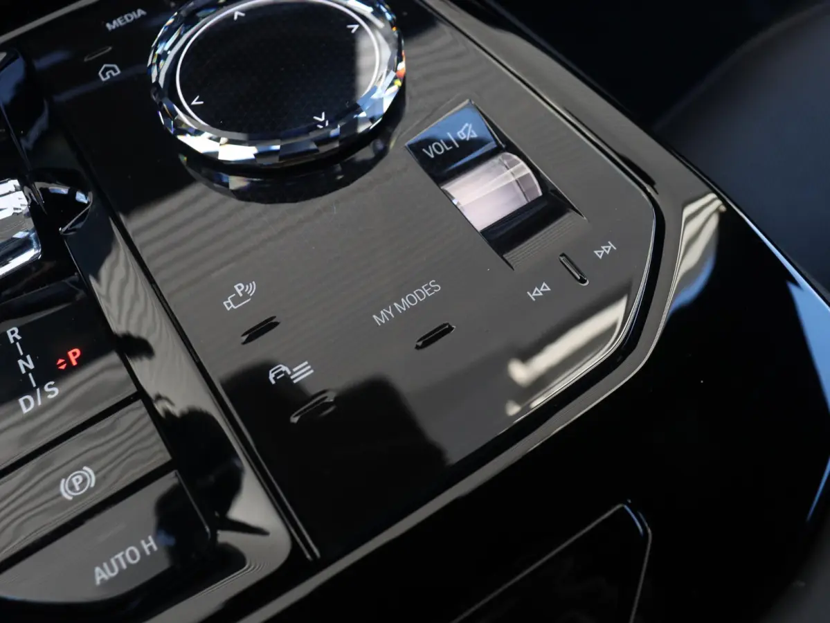 550e xDrive | M Sportpakket Pro | Innovation Pack | Panodak | Head-Up | Bowers & Wilkins | Driving Assistant Prof. | Stoelventilatie | Parking Assistant Prof. | 20'' LMV