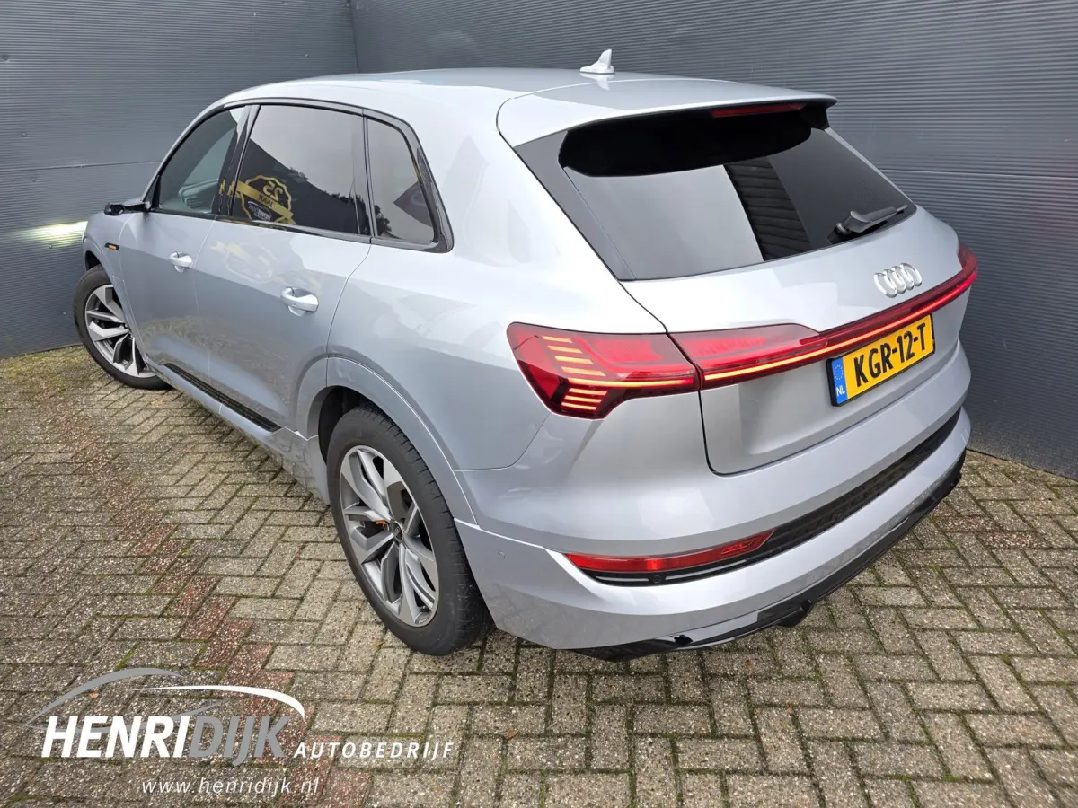 50 quattro Launch Edition 71 kWh SOH 88% S - Line / Schuifdak / Camera / Virtual / Navi