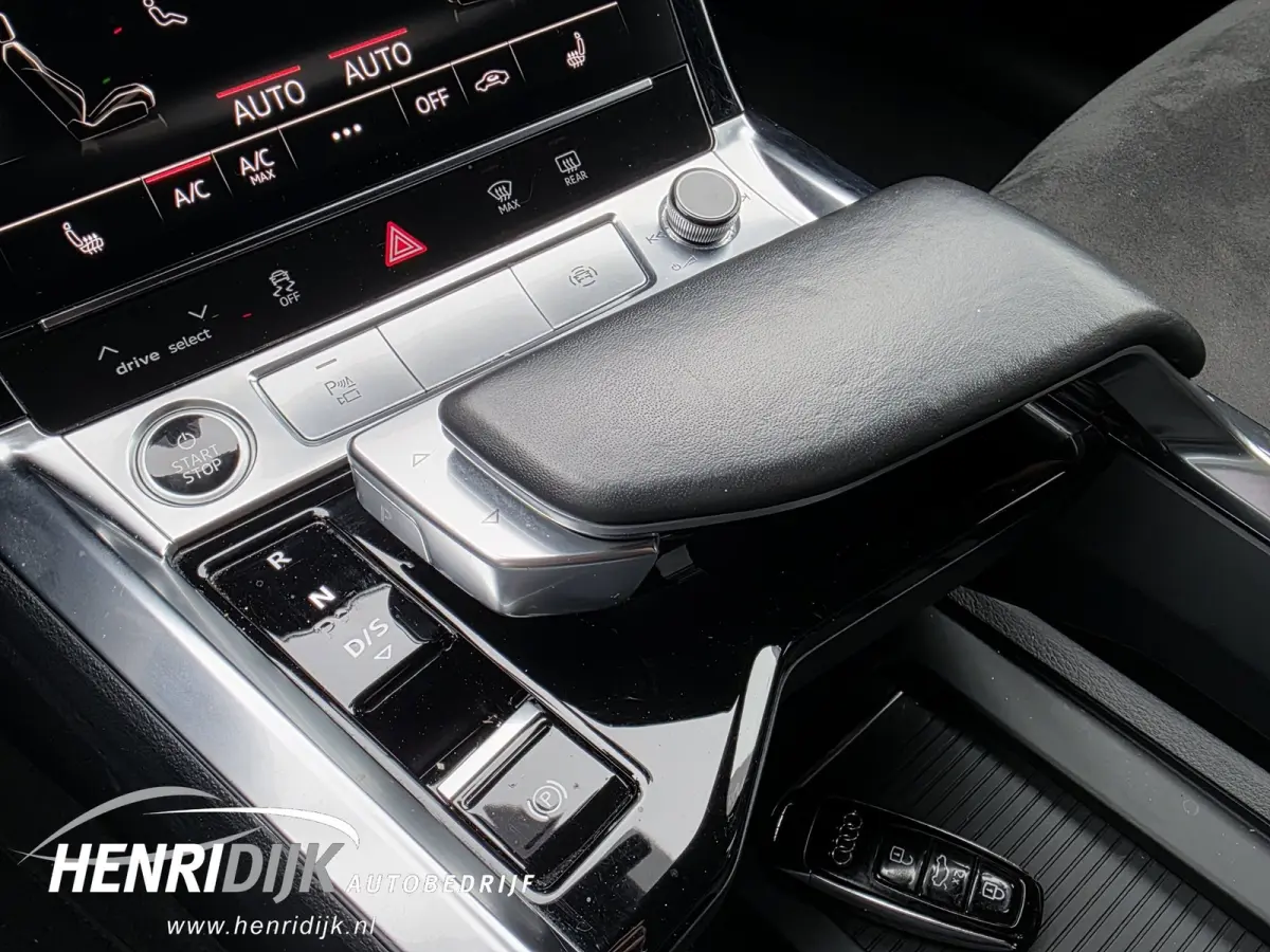 50 quattro Launch Edition 71 kWh SOH 88% S - Line / Schuifdak / Camera / Virtual / Navi