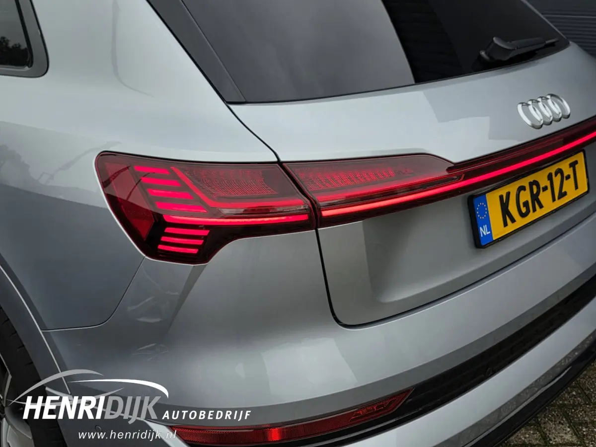 50 quattro Launch Edition 71 kWh SOH 88% S - Line / Schuifdak / Camera / Virtual / Navi