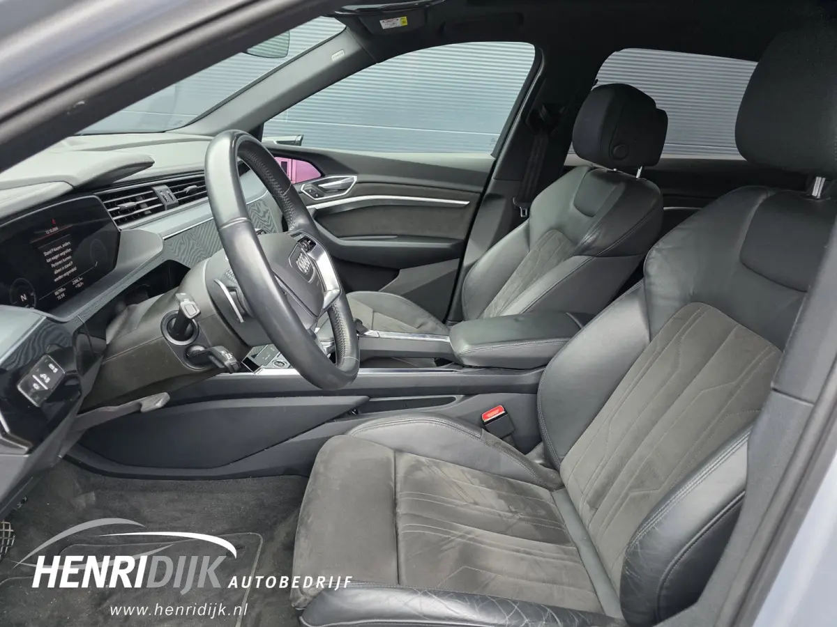 50 quattro Launch Edition 71 kWh SOH 88% S - Line / Schuifdak / Camera / Virtual / Navi
