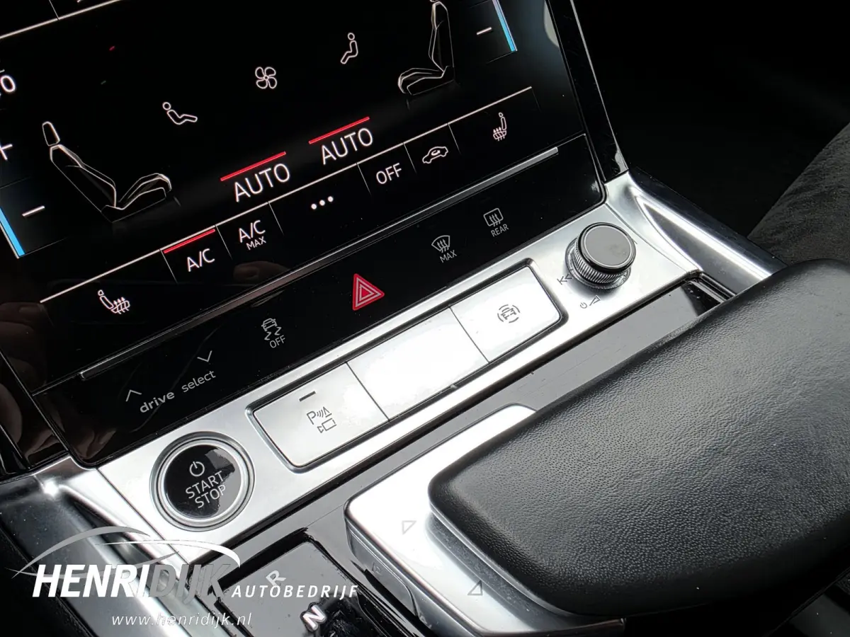 50 quattro Launch Edition 71 kWh SOH 88% S - Line / Schuifdak / Camera / Virtual / Navi