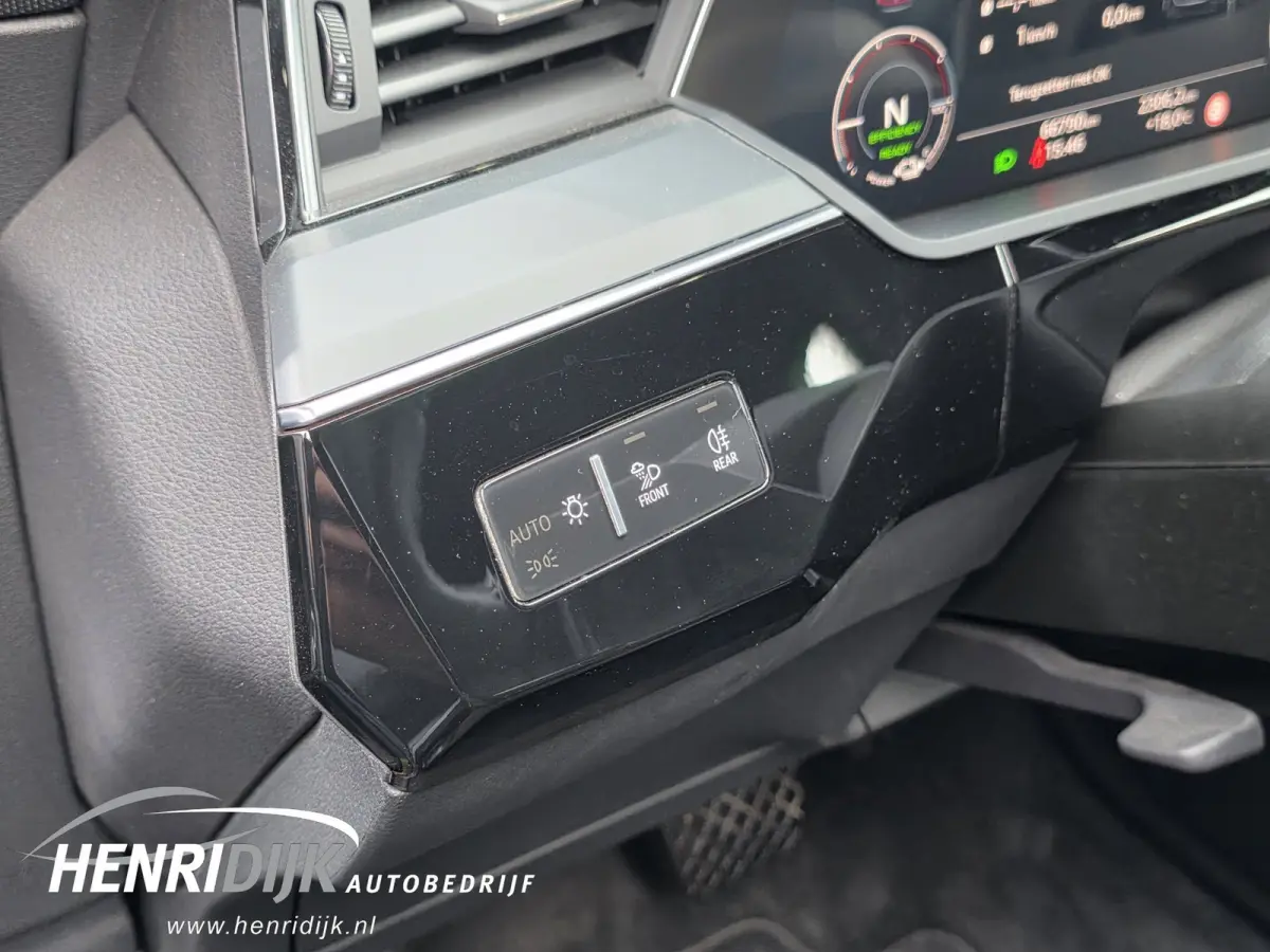 50 quattro Launch Edition 71 kWh SOH 88% S - Line / Schuifdak / Camera / Virtual / Navi