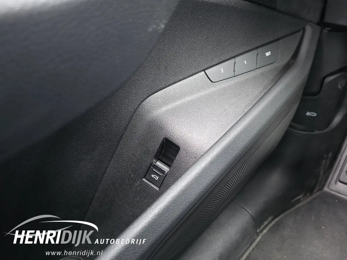 50 quattro Launch Edition 71 kWh SOH 88% S - Line / Schuifdak / Camera / Virtual / Navi