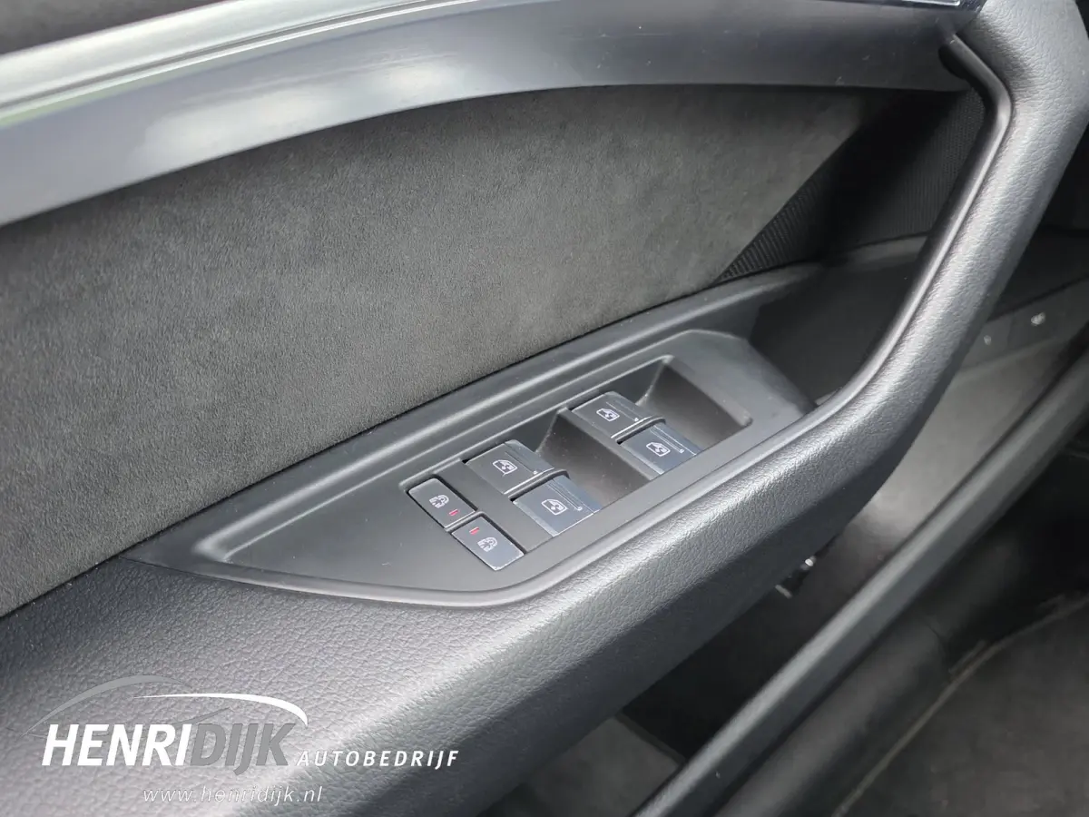 50 quattro Launch Edition 71 kWh SOH 88% S - Line / Schuifdak / Camera / Virtual / Navi