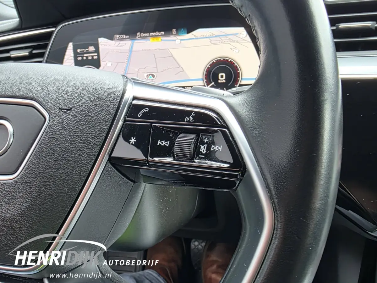 50 quattro Launch Edition 71 kWh SOH 88% S - Line / Schuifdak / Camera / Virtual / Navi