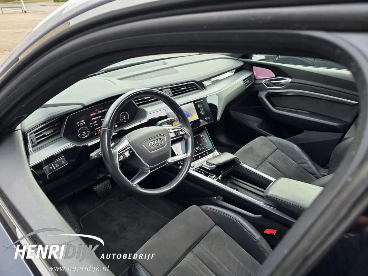 50 quattro Launch Edition 71 kWh SOH 88% S - Line / Schuifdak / Camera / Virtual / Navi