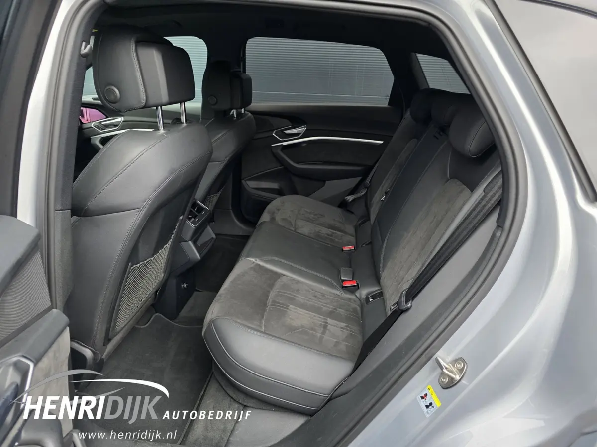50 quattro Launch Edition 71 kWh SOH 88% S - Line / Schuifdak / Camera / Virtual / Navi