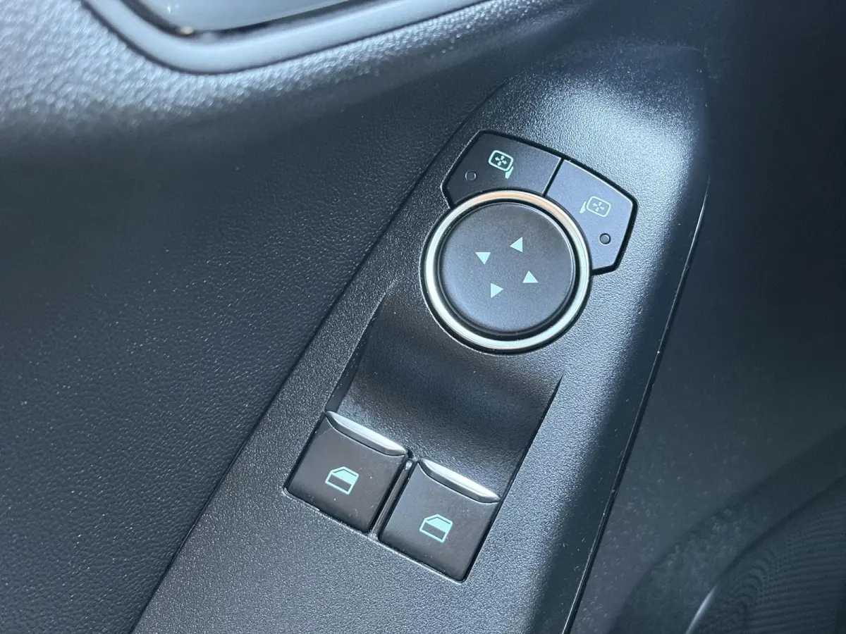 1.1 Trend ✓D-riem vv in 06-2025✓Net beurt gehad✓Carplay✓Navi✓Trekhaak✓Clima✓Cruise✓N.A.P✓Apk tot 06-2027