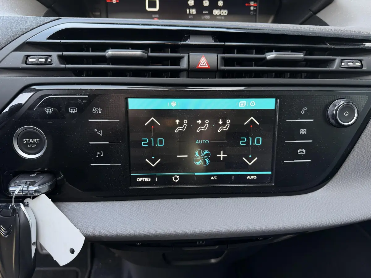 1.2 PureTech Feel EAT8 16"/Trekhaak/Dodehoek/Stoelverwarming/Navigatie/PDC v+a/Camera/Adaptieve cruise/Lane Assist/DAB