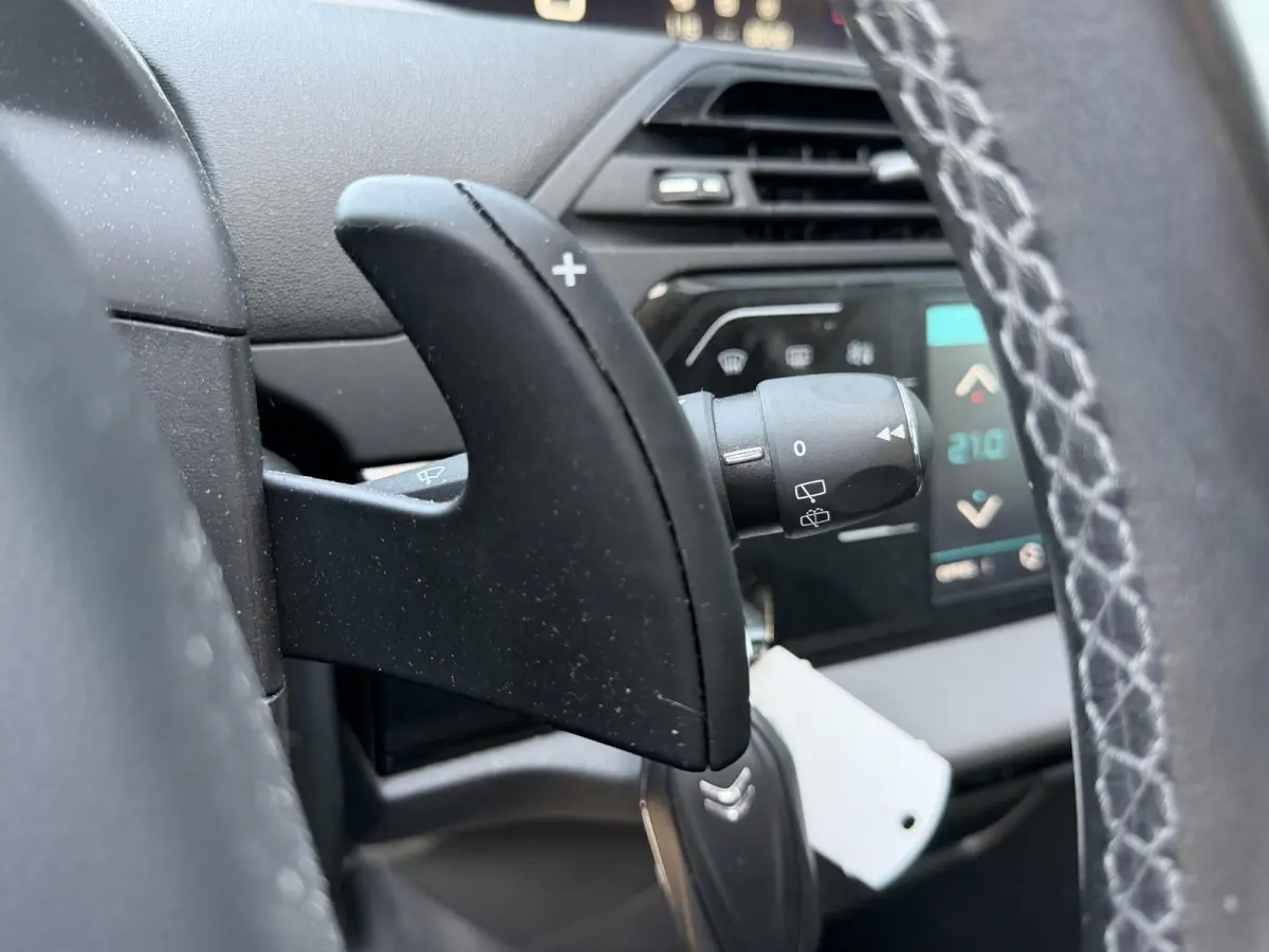 1.2 PureTech Feel EAT8 16"/Trekhaak/Dodehoek/Stoelverwarming/Navigatie/PDC v+a/Camera/Adaptieve cruise/Lane Assist/DAB