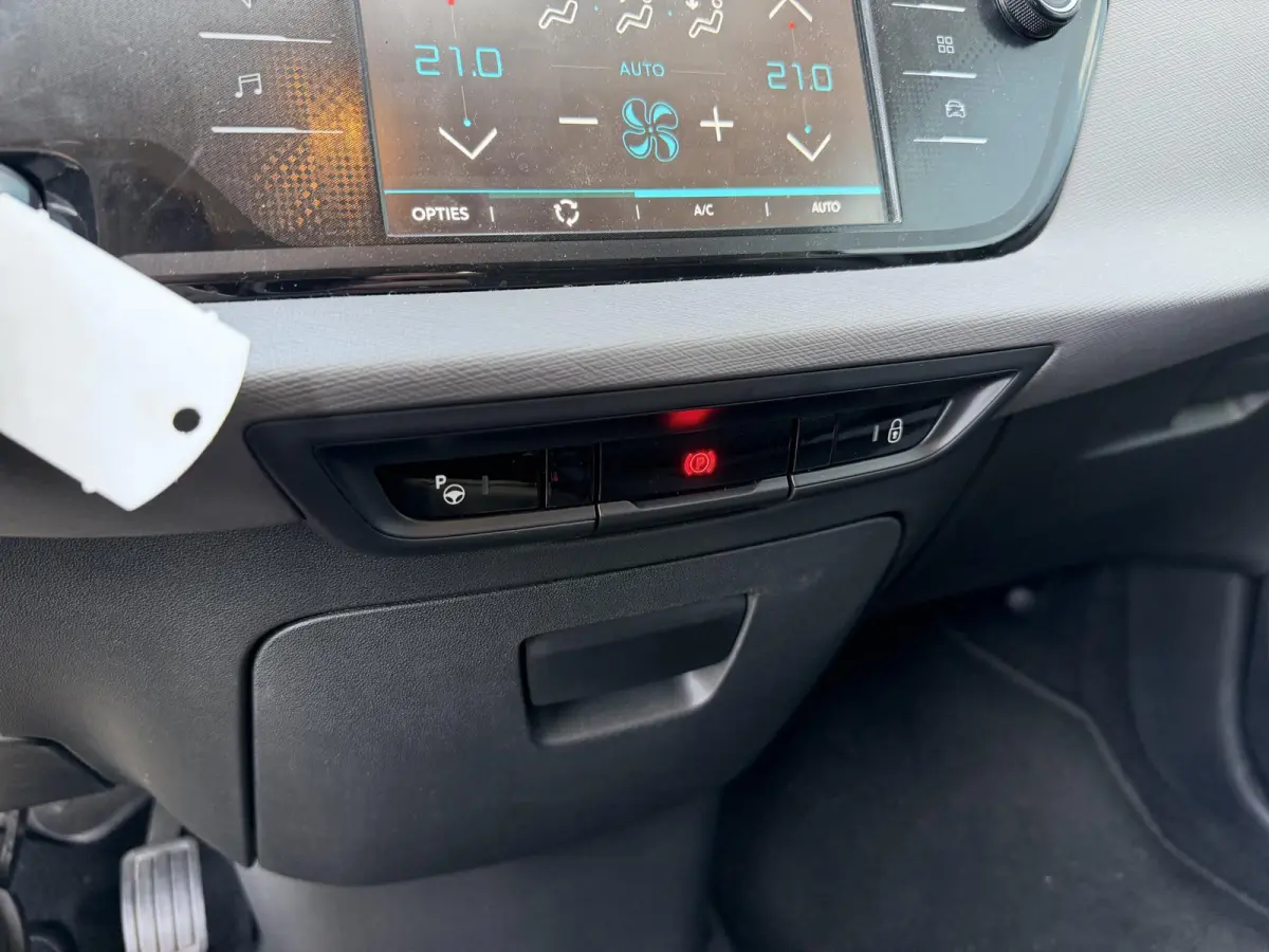 1.2 PureTech Feel EAT8 16"/Trekhaak/Dodehoek/Stoelverwarming/Navigatie/PDC v+a/Camera/Adaptieve cruise/Lane Assist/DAB