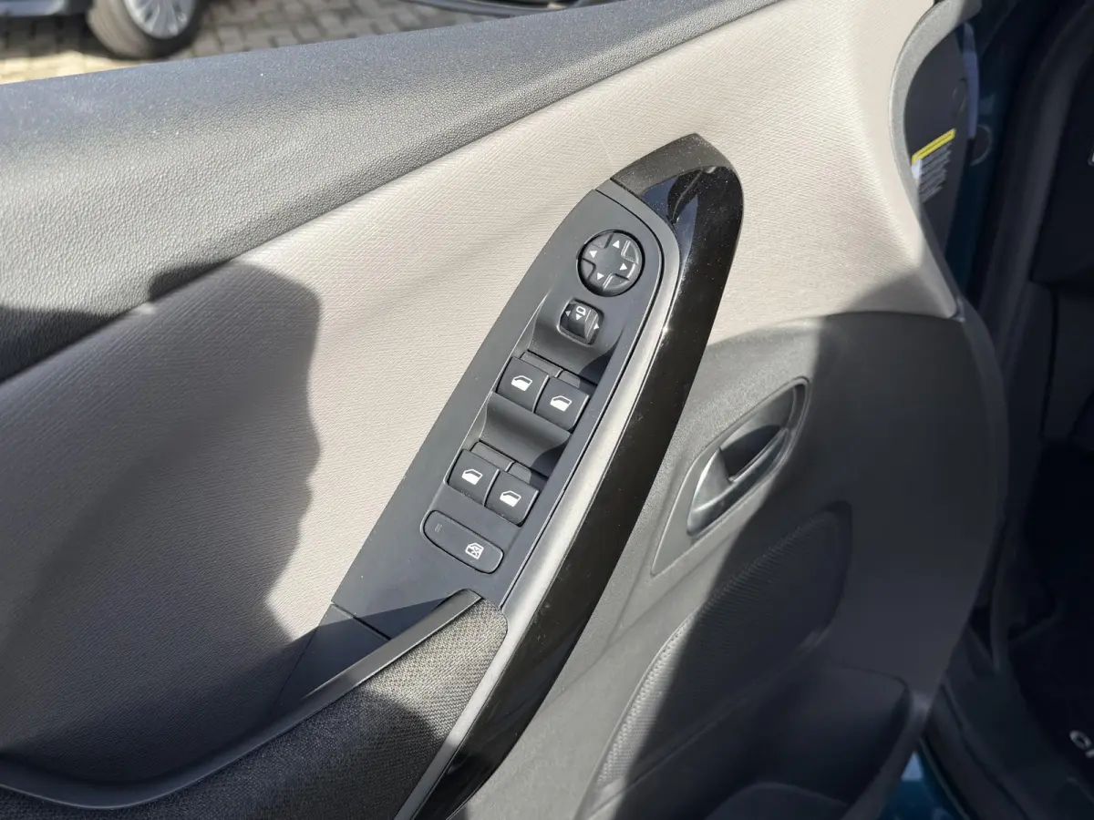 1.2 PureTech Feel EAT8 16"/Trekhaak/Dodehoek/Stoelverwarming/Navigatie/PDC v+a/Camera/Adaptieve cruise/Lane Assist/DAB