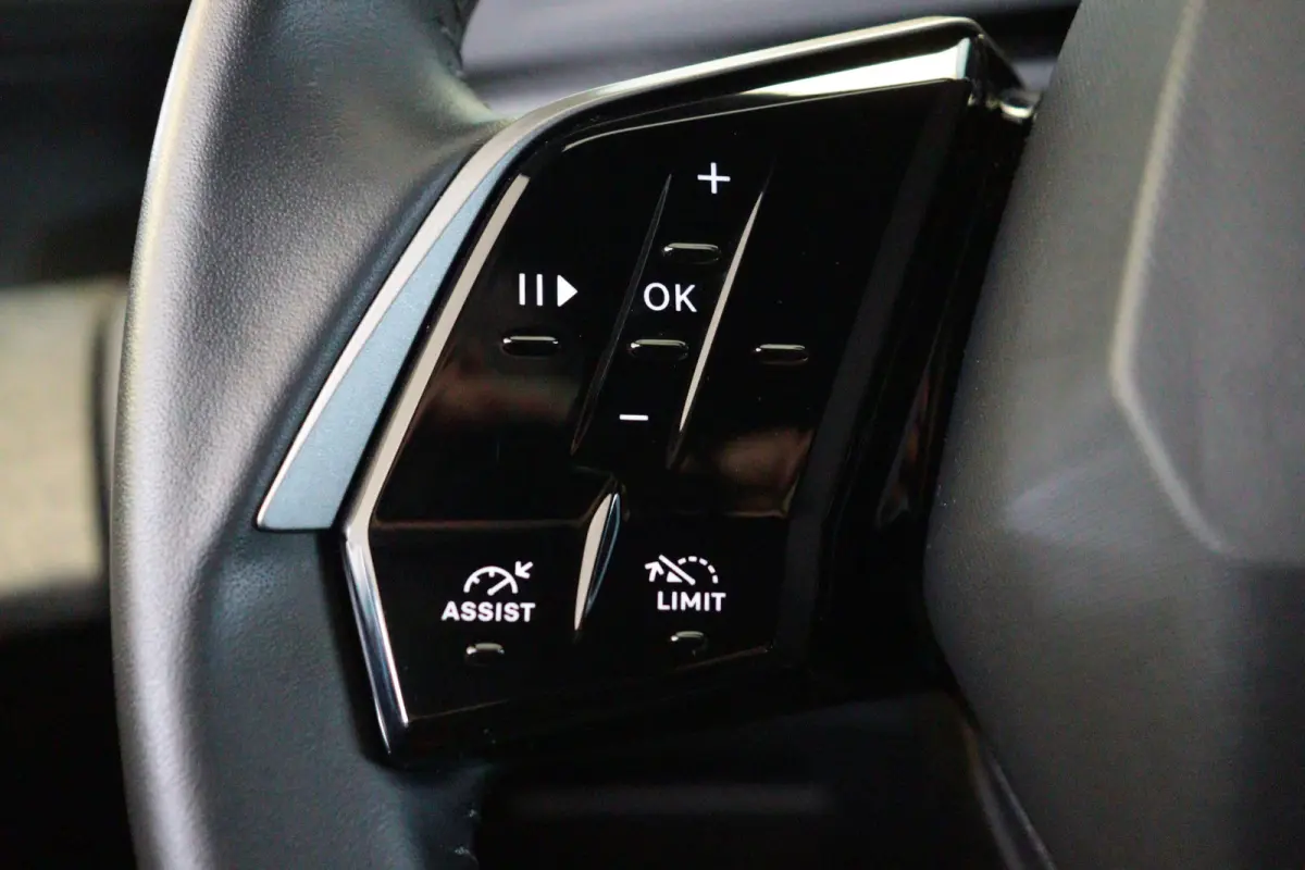 1.2 Hybrid 145 Allure Automaat | 7 PERS | APPCONNECT | CAMERA + PDC | CRUISE | LANE-ASSIST |