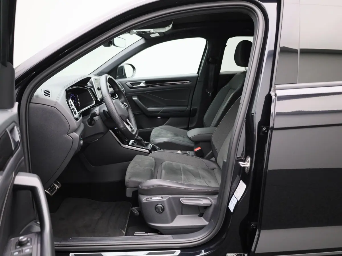 1.5 TSI R-Line Business 150PK | Orgineel Nederlands | Stoelverwarming | LED-Matrix verlichting | Achteruitrijcamera | Climatronic | Digitale Cockpit Pro | 19 Inch Velgen | Keyless | Dodehoek