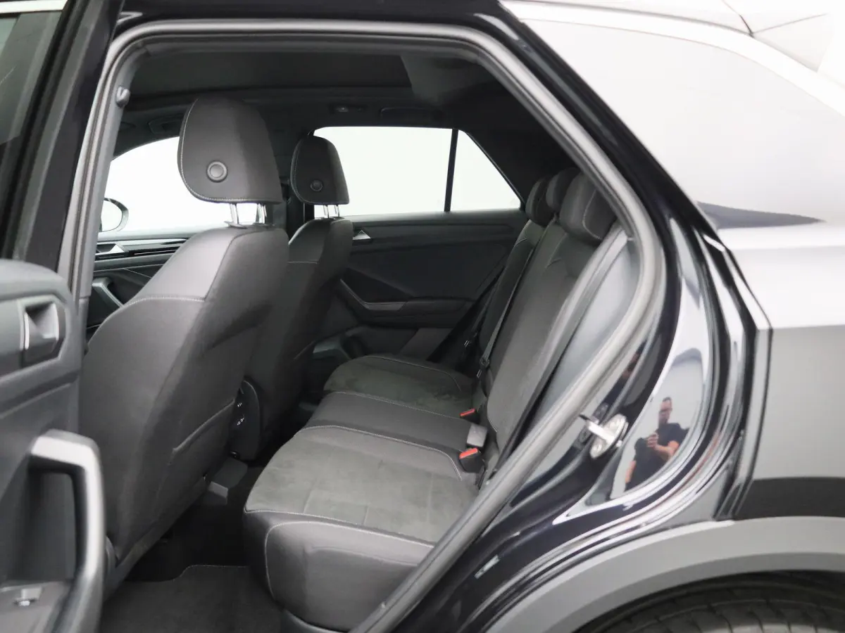 1.5 TSI R-Line Business 150PK | Orgineel Nederlands | Stoelverwarming | LED-Matrix verlichting | Achteruitrijcamera | Climatronic | Digitale Cockpit Pro | 19 Inch Velgen | Keyless | Dodehoek