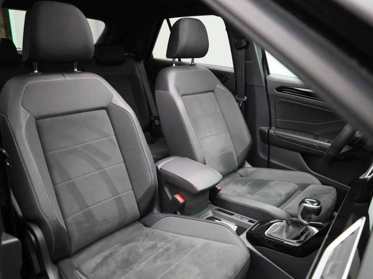 1.5 TSI R-Line Business 150PK | Orgineel Nederlands | Stoelverwarming | LED-Matrix verlichting | Achteruitrijcamera | Climatronic | Digitale Cockpit Pro | 19 Inch Velgen | Keyless | Dodehoek