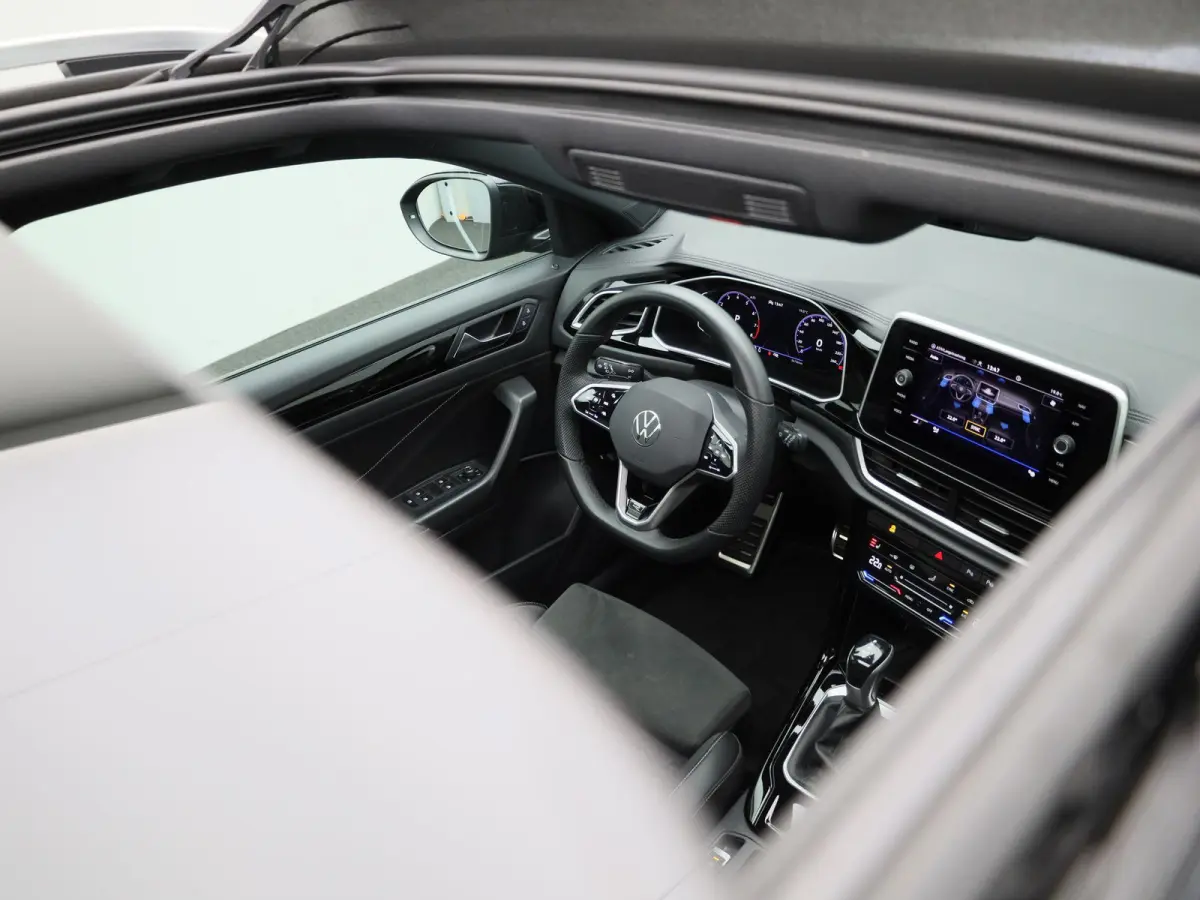1.5 TSI R-Line Business 150PK | Orgineel Nederlands | Stoelverwarming | LED-Matrix verlichting | Achteruitrijcamera | Climatronic | Digitale Cockpit Pro | 19 Inch Velgen | Keyless | Dodehoek