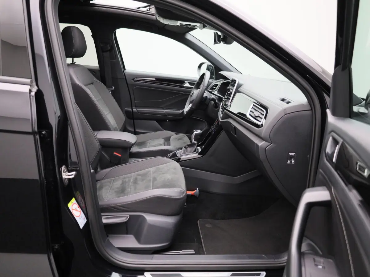 1.5 TSI R-Line Business 150PK | Orgineel Nederlands | Stoelverwarming | LED-Matrix verlichting | Achteruitrijcamera | Climatronic | Digitale Cockpit Pro | 19 Inch Velgen | Keyless | Dodehoek