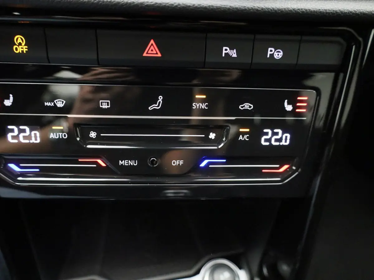 1.5 TSI R-Line Business 150PK | Orgineel Nederlands | Stoelverwarming | LED-Matrix verlichting | Achteruitrijcamera | Climatronic | Digitale Cockpit Pro | 19 Inch Velgen | Keyless | Dodehoek