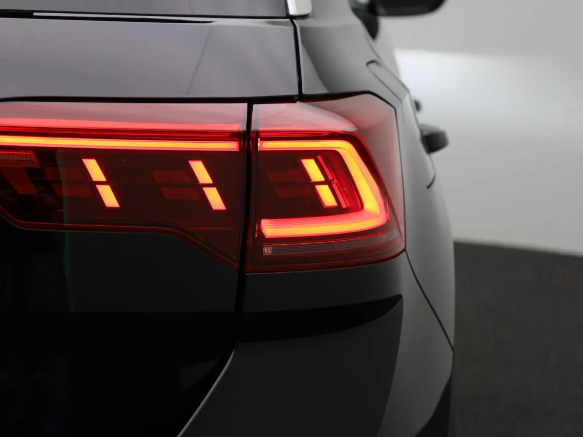 1.5 TSI R-Line Business 150PK | Orgineel Nederlands | Stoelverwarming | LED-Matrix verlichting | Achteruitrijcamera | Climatronic | Digitale Cockpit Pro | 19 Inch Velgen | Keyless | Dodehoek