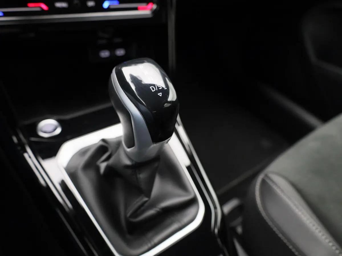 1.5 TSI R-Line Business 150PK | Orgineel Nederlands | Stoelverwarming | LED-Matrix verlichting | Achteruitrijcamera | Climatronic | Digitale Cockpit Pro | 19 Inch Velgen | Keyless | Dodehoek