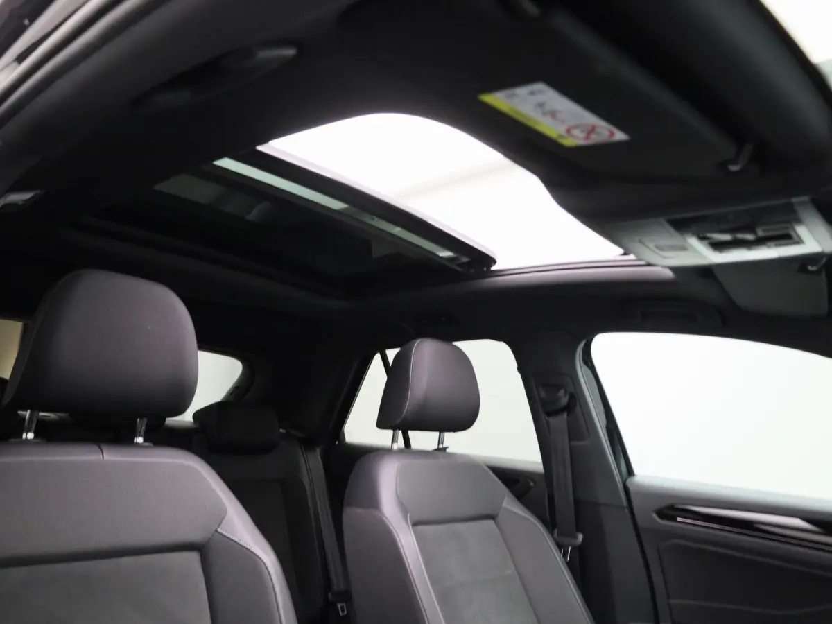 1.5 TSI R-Line Business 150PK | Orgineel Nederlands | Stoelverwarming | LED-Matrix verlichting | Achteruitrijcamera | Climatronic | Digitale Cockpit Pro | 19 Inch Velgen | Keyless | Dodehoek