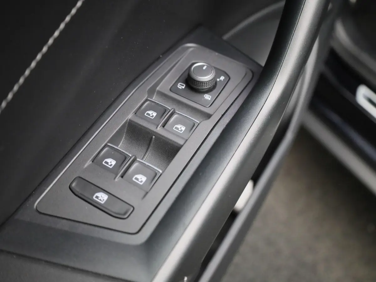 1.5 TSI R-Line Business 150PK | Orgineel Nederlands | Stoelverwarming | LED-Matrix verlichting | Achteruitrijcamera | Climatronic | Digitale Cockpit Pro | 19 Inch Velgen | Keyless | Dodehoek