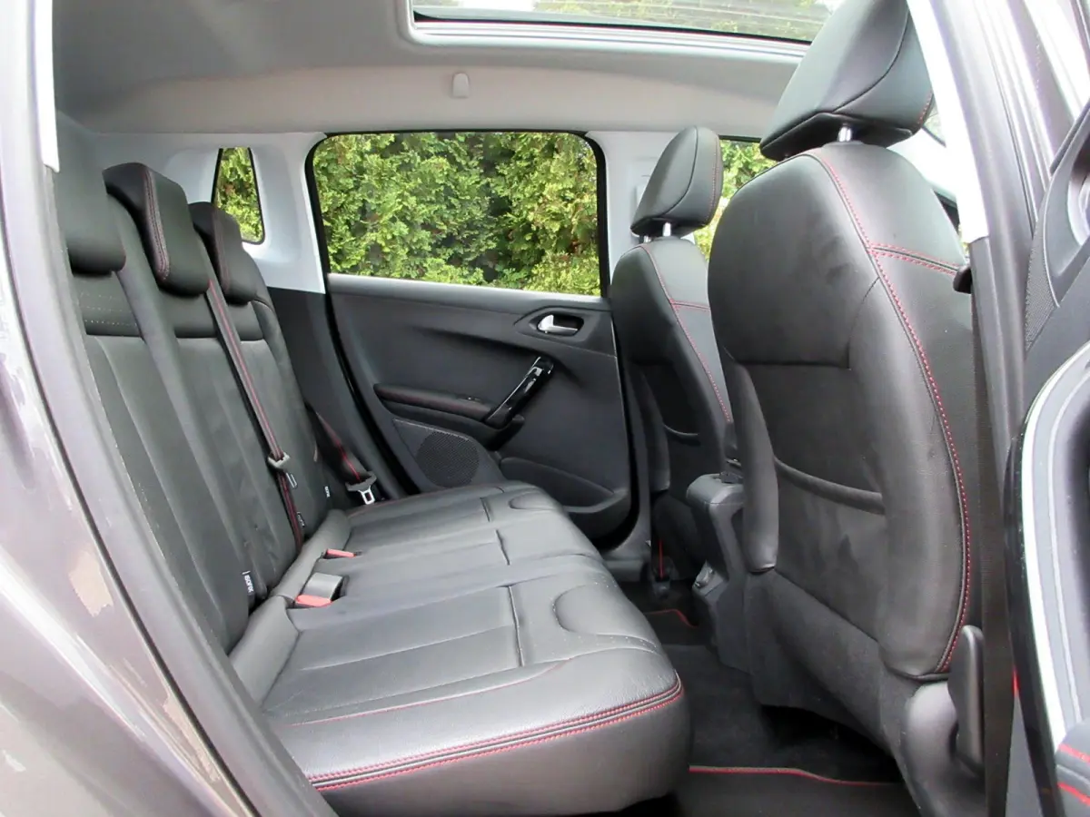 1.2 PureTech GT-line * Navi * Pano * Carplay *
