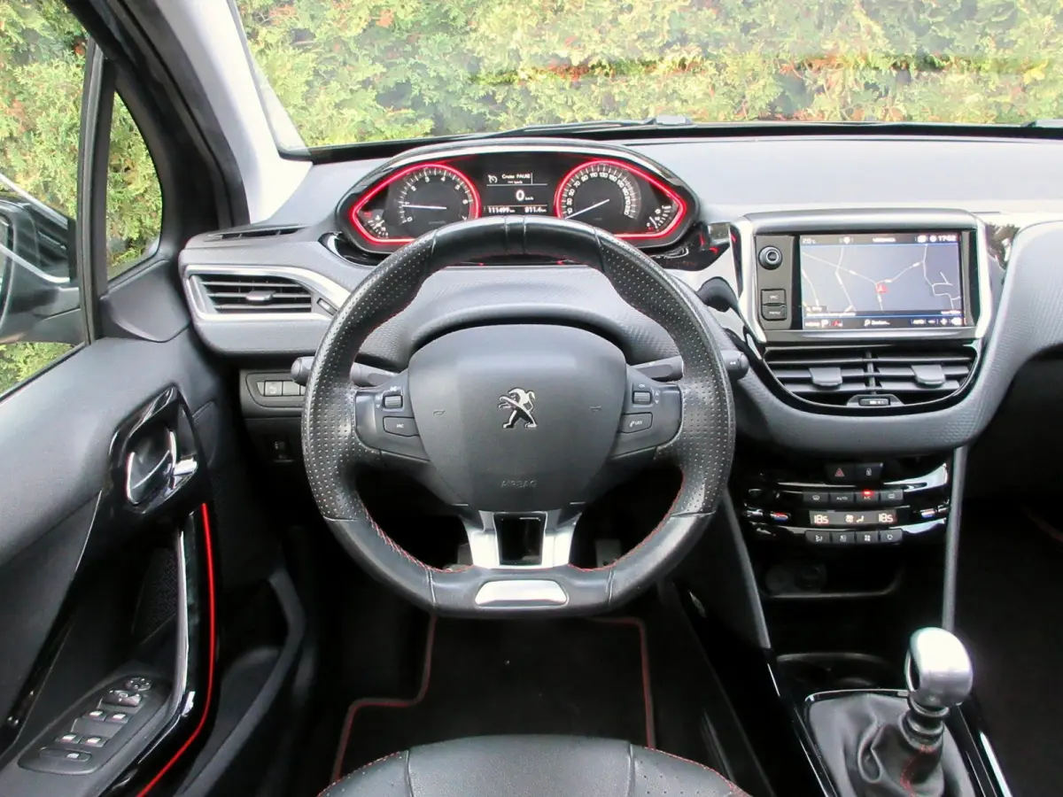 1.2 PureTech GT-line * Navi * Pano * Carplay *