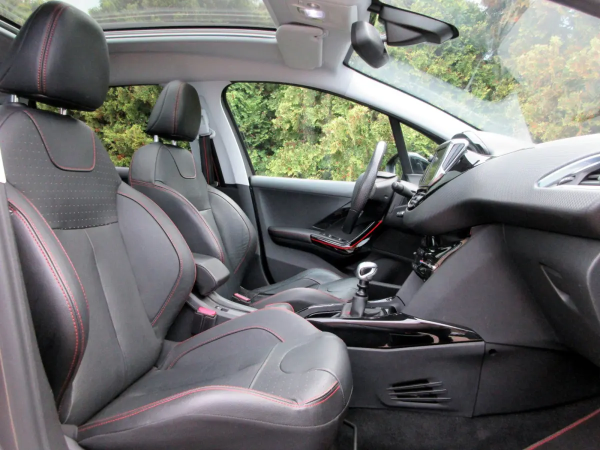 1.2 PureTech GT-line * Navi * Pano * Carplay *