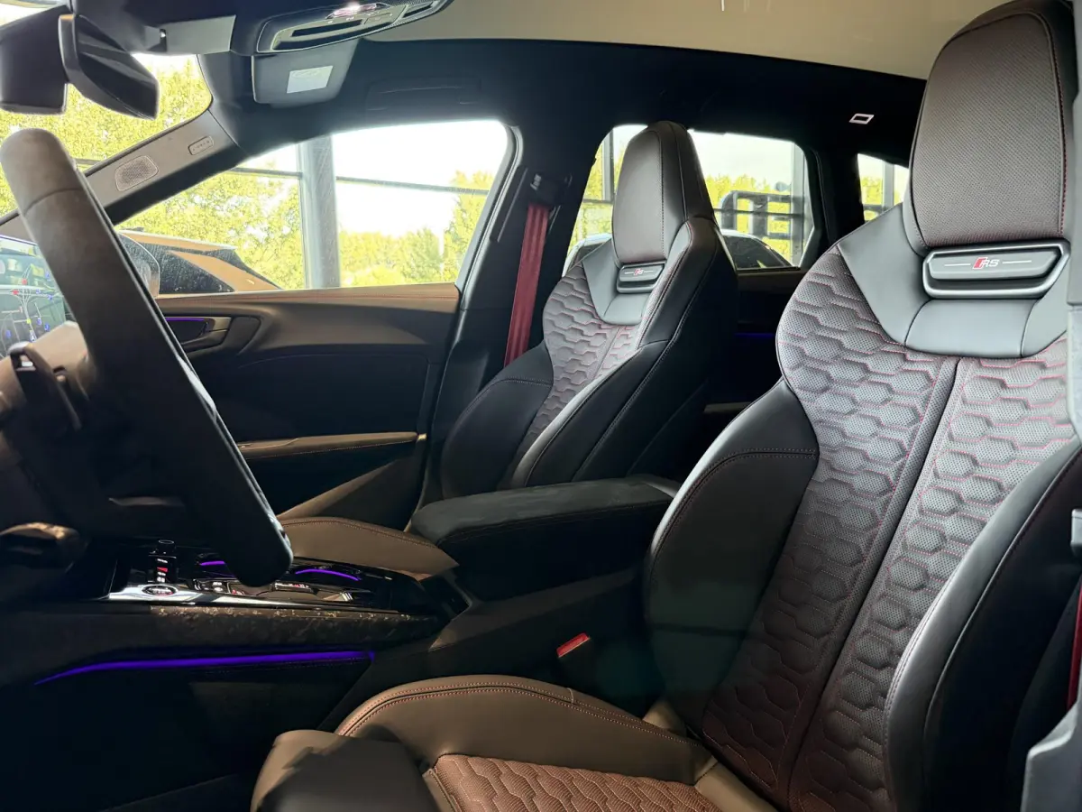 RS5 Avant | TREKHAAK | PANORAMADAK | BIJRIJDERSCHERM | MASSAGE | STOELVENTILATIE | STOELVERWARMING + ACHTER | RS SPORTSTOELEN | ALCANTARA | CARBON | HEAD UP | ADAPTIEVE CRUISE | AMBIENT LIGH