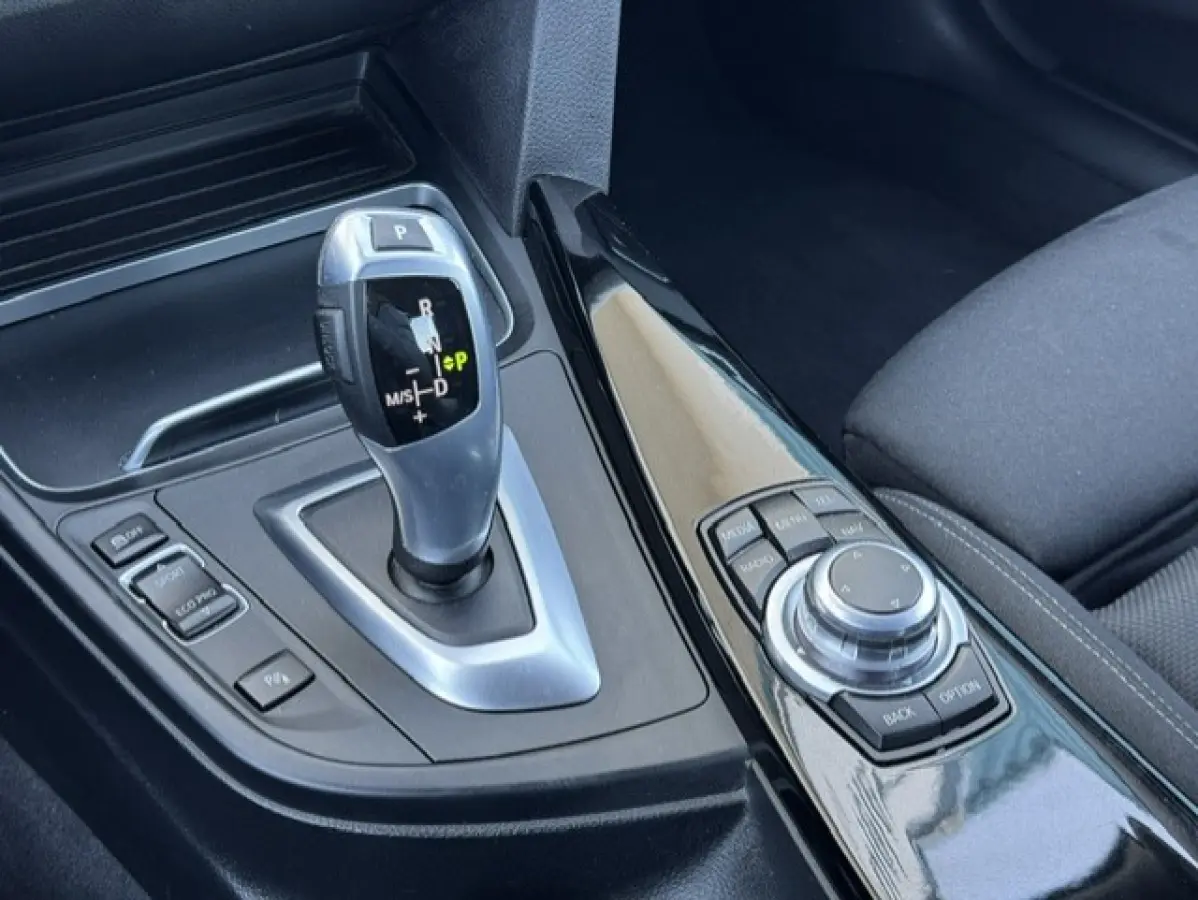 320i Luxury SPORT - Dealer onderhouden - LED
