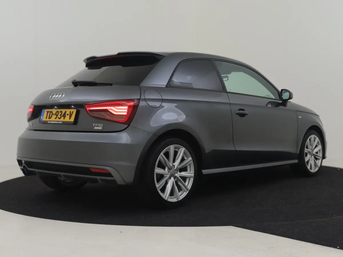 1.0 TFSI Advance Sport 95pk AUTO S-line int&exterieur | Navigatie | Cruise control | Privacy glass | Bi-xenon koplampen | Airco | Half leder/stof bekleding | 17"LMV
