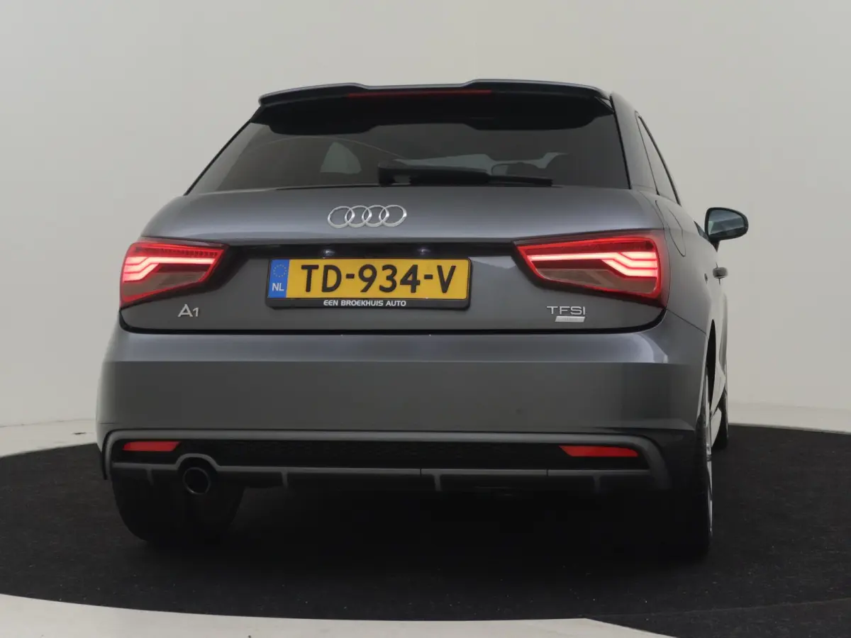 1.0 TFSI Advance Sport 95pk AUTO S-line int&exterieur | Navigatie | Cruise control | Privacy glass | Bi-xenon koplampen | Airco | Half leder/stof bekleding | 17"LMV