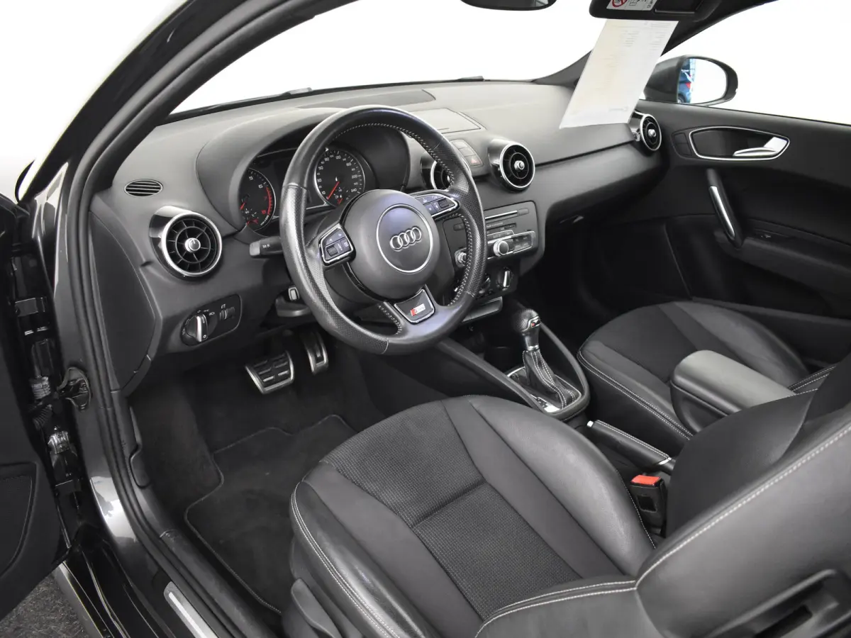 1.0 TFSI Advance Sport 95pk AUTO S-line int&exterieur | Navigatie | Cruise control | Privacy glass | Bi-xenon koplampen | Airco | Half leder/stof bekleding | 17"LMV
