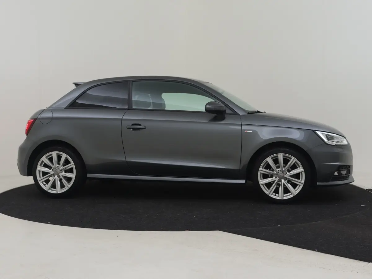 1.0 TFSI Advance Sport 95pk AUTO S-line int&exterieur | Navigatie | Cruise control | Privacy glass | Bi-xenon koplampen | Airco | Half leder/stof bekleding | 17"LMV