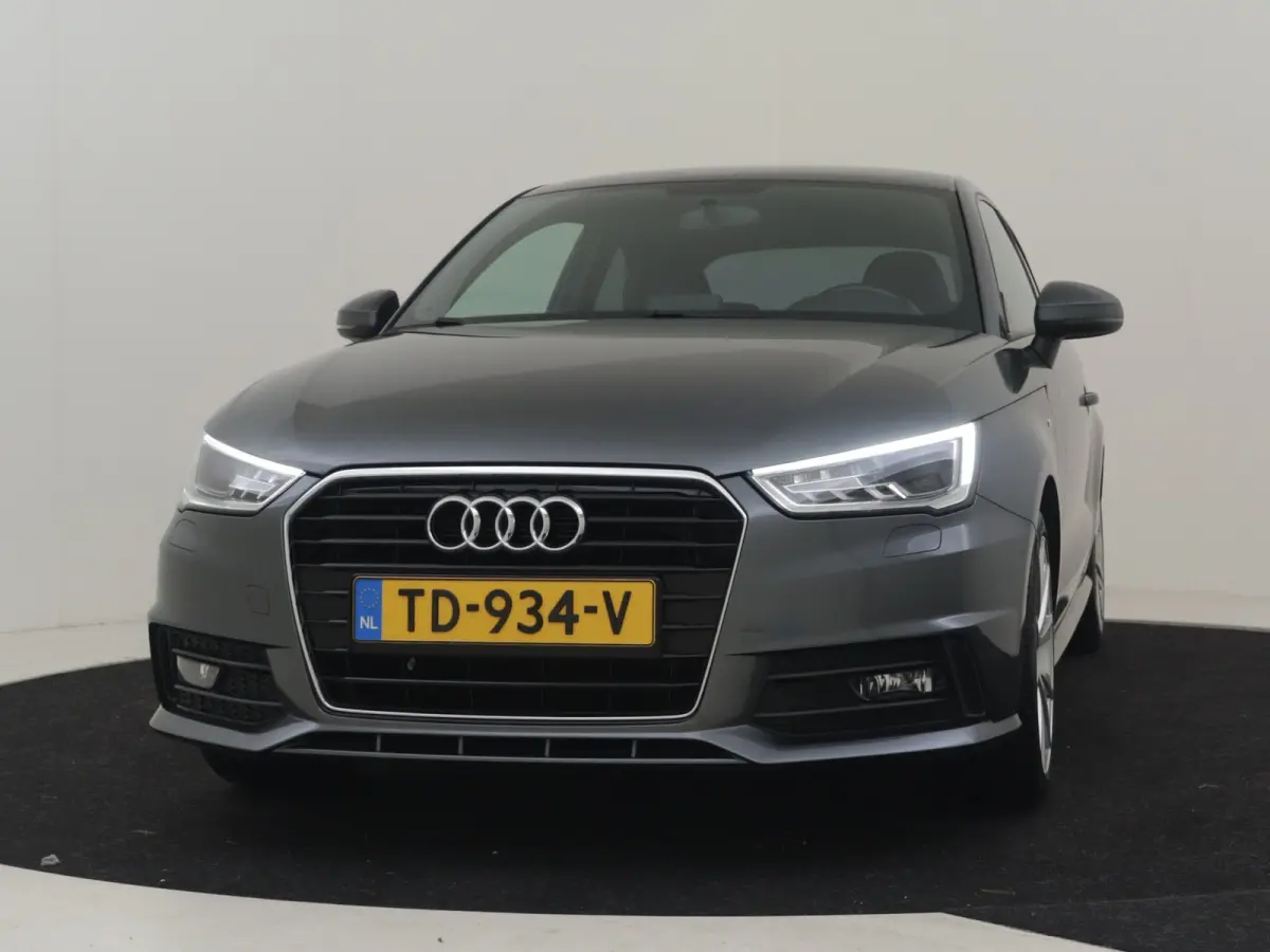 1.0 TFSI Advance Sport 95pk AUTO S-line int&exterieur | Navigatie | Cruise control | Privacy glass | Bi-xenon koplampen | Airco | Half leder/stof bekleding | 17"LMV